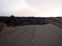 ここから先の道路は溶岩で通れません
